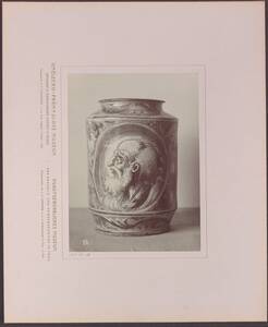 Fotografie einer Majolika-Vase als Apothekergefäß, aus Italien aus dem 16. Jh. (vom Bearbeiter vergebener Titel) von Langhans, Jan Nepomuk