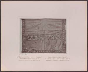 Fotografie einer Decke aus blauer Seide mit Bordüren mit Rankenornamenten und Putten, aus Italien aus dem 16. Jh. (vom Bearbeiter vergebener Titel) von Langhans, Jan Nepomuk