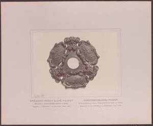Fotografie eines Bronze-Beschlags mit Kampfszenen und Mascarons, aus Italien aus dem 16. Jh. (vom Bearbeiter vergebener Titel) von Langhans, Jan Nepomuk