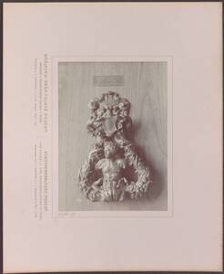 Fotografie eines Türklopfers aus Bronze, aus Italien aus dem 16. Jh. (vom Bearbeiter vergebener Titel) von Langhans, Jan Nepomuk