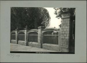 Fotografie einer Gartenmauer in Zagreb (vom Bearbeiter vergebener Titel) von Reiffenstein, Bruno