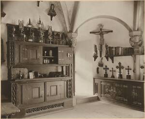 Fotografie der Sakristei mit Paramentenschrank auf Burg Kreuzenstein (vom Bearbeiter vergebener Titel) von Burger, Wilhelm J.