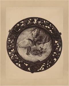 Fotografie eines runden Bildes mit Tiermotiv und Keramik-Rahmen, ausgestellt auf der Wiener Weltausstellung 1873 (vom Bearbeiter vergebener Titel) von Doulton & Watts