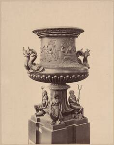 Fotografie eines Vase mit mythologischen Wassergottheiten von Ludwig Udina auf der Wiener Weltausstellung 1873 (vom Bearbeiter vergebener Titel) von Klösz, György