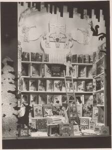 Fotografie einer Auslagengestaltung mit Engel und Büchern, ausgeführt von der Firma Hrachowina, von 1929-1950 (vom Bearbeiter vergebener Titel) von Anonym