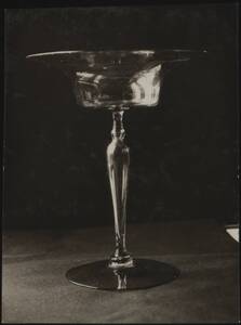 Fotografie eines venezianischen Glas-Pokals (vom Bearbeiter vergebener Titel) von Anonym