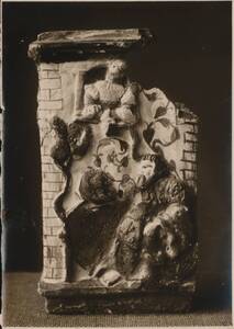 Fotografie einer Kachel mit Minneszene aus dem MAK – Österreichisches Museum für angewandte Kunst / Gegenwartskunst (vom Bearbeiter vergebener Titel) von Anonym