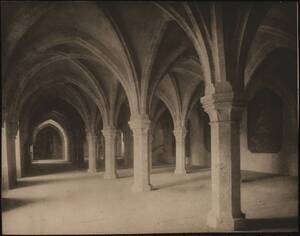 Fotografie des Dormitoriums von Stift Heiligenkreuz (vom Bearbeiter vergebener Titel) von Anonym