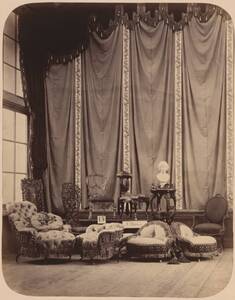 Fotografie von Sitzmöbeln der Firma von Josef Hassa in der Rotunde der Wiener Weltausstellung 1873 (vom Bearbeiter vergebener Titel) von Hassa, Josef