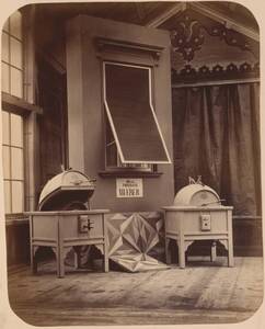 Fotografie von Produkten der Firma A. Weber in der Rotunde der Wiener Weltausstellung 1873 (vom Bearbeiter vergebener Titel) von A. Weber