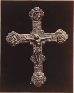 Fotografie der Vorderseite eines kupfernen Kruzifixes aus dem Collegium Romanum in Rom (vom Bearbeiter vergebener Titel) von Anonym