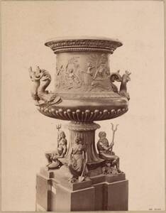 Fotografie eines Vase mit mythologischen Wassergottheiten von Ludwig Udina aus Venedig auf der Wiener Weltausstellung 1873 (vom Bearbeiter vergebener Titel) von Klösz, György