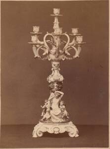 Fotografie eines siebenarmigen Majolika-Leuchters mit Figuren, von Ginori in Doccia (vom Bearbeiter vergebener Titel) von Montabone, Luigi