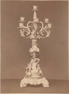 Fotografie eines siebenarmigen Majolika-Leuchters mit Figuren, von Ginori in Doccia (vom Bearbeiter vergebener Titel) von Montabone, Luigi