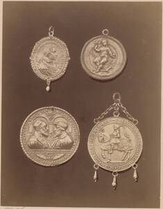 Fotografie von vier Medaillons aus dem Germanischen Nationalmuseum in Nürnberg (vom Bearbeiter vergebener Titel) von Anonym