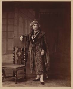 Fotografie von Emil Ferrari in seiner Rolle als Lord Willougby in Shakespeares "König Richard II." am k. k. Hofburgtheater, Wien (vom Bearbeiter vergebener Titel) von Anonym