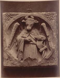 Fotografie eines Relief-Medaillons mit dem Evangelisten Lukas als Stier, aus dem 14. Jh. (vom Bearbeiter vergebener Titel) von Anonym