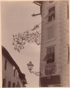 Fotografie eines eisernen Schildträgers aus Bozen (vom Bearbeiter vergebener Titel) von Anonym