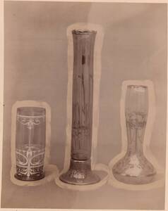 Fotografie dreier Glasgefäße mit vegetabilem Dekor, ausgeführt von E. Bakalowits & Söhne (vom Bearbeiter vergebener Titel) von E. Bakalowits & Söhne