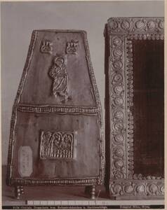 Fotografie eines Reliquiars und Buchbeschlags aus dem Domschatz in Cividale (vom Bearbeiter vergebener Titel) von Wlha, Josef