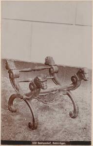 Fotografie eines Faltstuhls aus Schloss Hof (vom Bearbeiter vergebener Titel) von Wlha, Josef