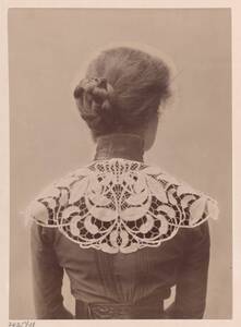 Fotografie eines weibl. Modells mit Spitzenkragen (Rückenansicht) nach einem Entwurf von W. Sichomel (vom Bearbeiter vergebener Titel) von Hrdlička, Johann <Fachklasse>