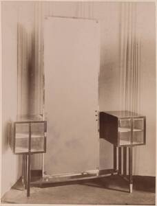 Fotografie eines Toilettspiegels für ein Damenzimmer (vom Bearbeiter vergebener Titel) von Hoffmann, Josef <Fachklasse>