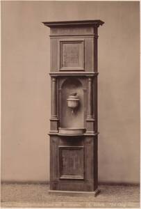 Fotografie eines gotischen Waschschrankes mit Intarsien des 16. Jahrhunderts (vom Bearbeiter vergebener Titel) von Anonym