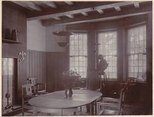 Fotografie des Speisezimmers im Garden Corner, Chelsea nach einem Entwurf von Charles F. A Voysey von Anonym