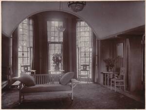 Fotografie eines Wohnzimmer-Erkers im Garden Corner, Chelsea nach einem Entwurf von Charles F. A Voysey von Anonym
