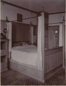 Fotografie des Schlafzimmers im Garden Corner, Chelsea nach einem Entwurf von Charles F. A Voysey von Anonym