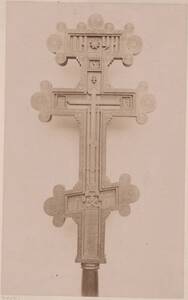 Fotografie eines geschnitzten Vortragkreuzes (vom Bearbeiter vergebener Titel) von Gmeiner, Wilhelm