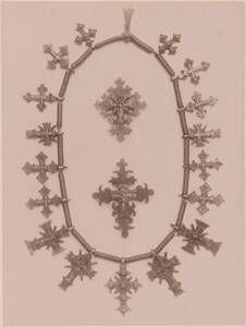 Fotografie einer Halskette mit Kreuzanhängern und zweier Brustkreuze aus Messing (vom Bearbeiter vergebener Titel) von Gmeiner, Wilhelm