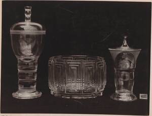 Fotografie zweier Deckelpokale und einer Jardinière aus Glas von J. & L. Lobmeyr (vom Bearbeiter vergebener Titel) von Gmeiner, Wilhelm