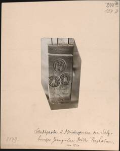 Fotografie der Stadtprobe und des Meisterzeichens der Zinngießer Perghaimer aus Salzburg (vom Bearbeiter vergebener Titel) von Anonym