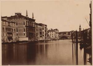 Fotografie des Canal Grande mit der Rialtobrücke im Hintergrund, in Venedig (vom Bearbeiter vergebener Titel) von Anonym