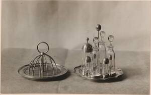 Fotografie eines Tafelgeräts aus Silber und Glas von Charles Francis Annesley Voysey von Anonym