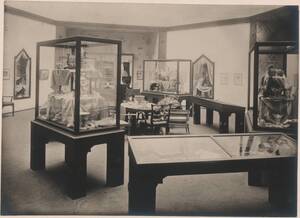 Fotografie eines Ausstellungs-Interieurs der Ausstellung des Österr. Werkbundes in Köln 1920 (vom Bearbeiter vergebener Titel) von Anonym