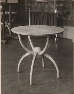 Fotografie eines runden Eichenholz-Tisches nach einem Entwurf von Charles Francis Annesley Voysey von Anonym
