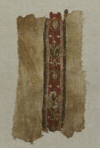 Zierstreifen (Clavus) auf einem Fragment mit Pflanzen, Kreuze und ovale Motive (deskriptiver Titel) von Anonym