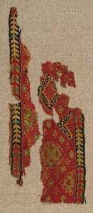 Zwei Fragmente eines Zierstreifens (von 4); Dekor aus Rauten, Rosetten und Pflanzen (deskriptiver Titel) von Anonym