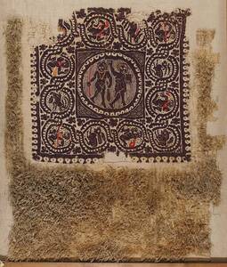 Tuch- oder Decke in Schlingengewebe mit quadratischem Zierstück (Tabula); Herkules und Pan (?) umgeben von Kriegern und Tieren in Medaillons (deskriptiver Titel) von Anonym