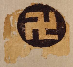 Leinengewebefragment mit Noppen; helle Swastika auf purpurfarbenem Grund (deskriptiver Titel) von Anonym