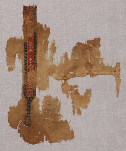 Leinengewebe mit Zierstreifen (Clavus) und Anhänger (Sigillum); stilisierter Pflanzendekor (deskriptiver Titel) von Anonym