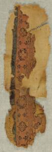 Zierstreifen (Clavus) auf Wollgewebe; ornamentaler Dekor aus Rosetten und Rauten, Rahmung aus Blattranken (deskriptiver Titel) von Anonym