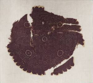 Behang- oder Deckenfragment mit rundem Zierstück (Orbiculus); Flechtbanddekor (deskriptiver Titel) von Anonym