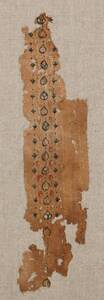 Leinengewebe mit Zierstreifen (Clavus) und Anhänger (Sigillum) aus stilisierten Blatt- und Blütenformen (deskriptiver Titel) von Anonym