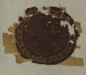 Rundes Zierstück (Orbiculus) mit Geweberest; Flechtbanddekor umgeben von Weinblattranke (deskriptiver Titel) von Anonym
